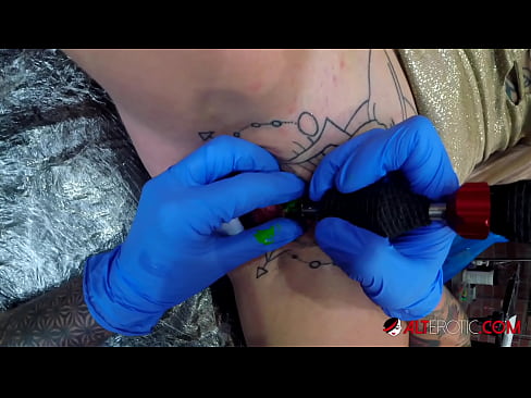 ❤️ Ekstremt tatovert hottie Sully Savage tok en tatovering på klitoris Analporno ved no.yourxxxvideos.ru ❌❤